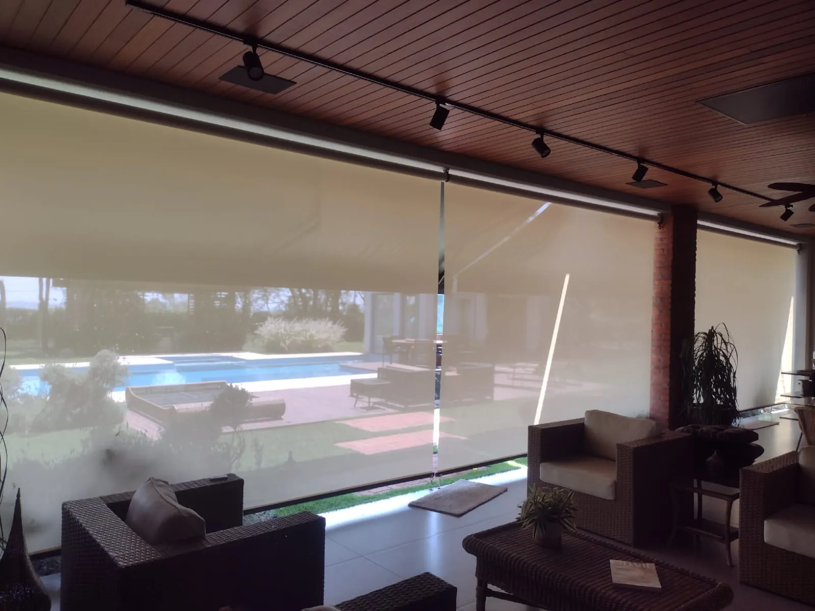 Toldo articulado instalado em residência de Sorocaba