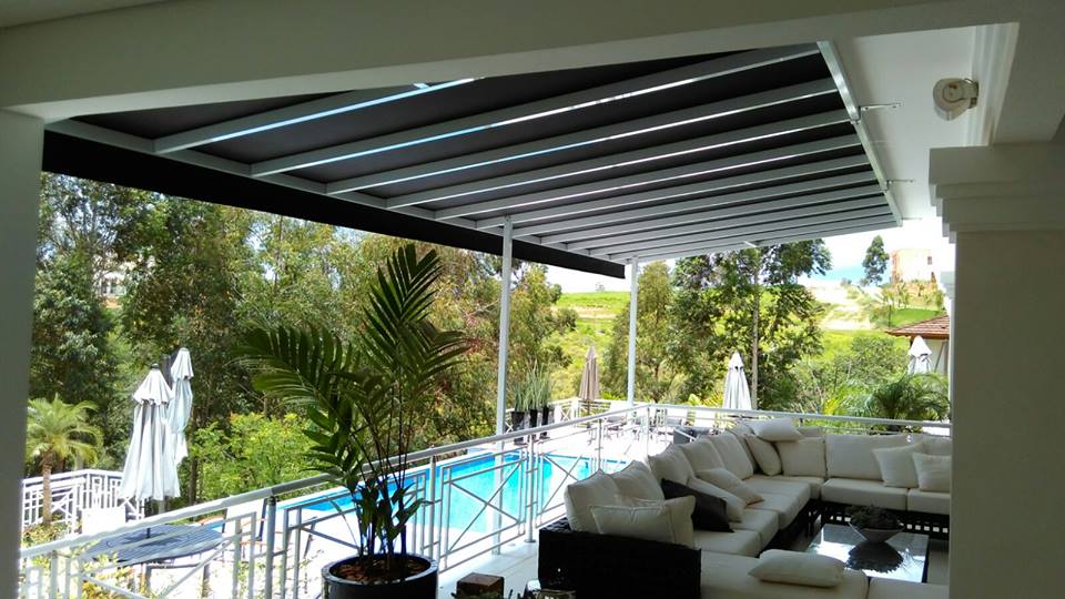 Toldo fixo em lona acrílica sobre área de lazer