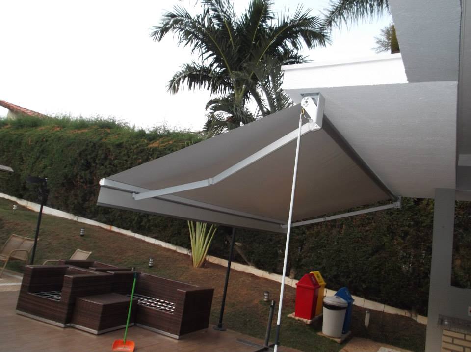 Toldo articulado em varanda ensolarada