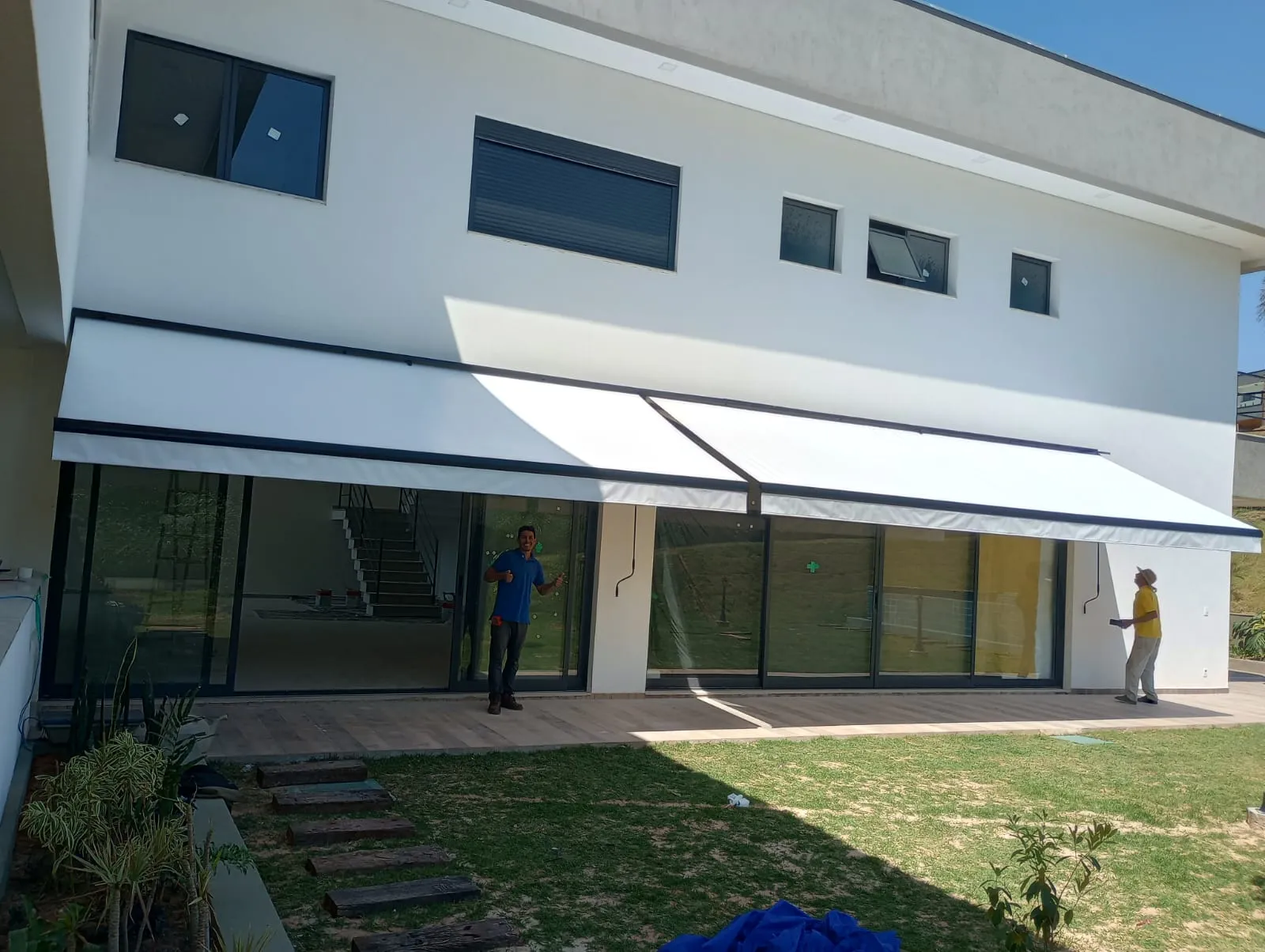 Toldo articulado de braço dobrável em residência de Sorocaba